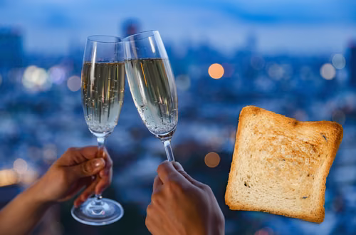Skąd wzięło się słowo „toast”? Mało kto zna jego prawdziwe pochodzenie!