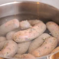 Jak ugotować białą kiełbasę, żeby nie pękła i zachowała soczystość? Sprawdź, co działa najlepiej