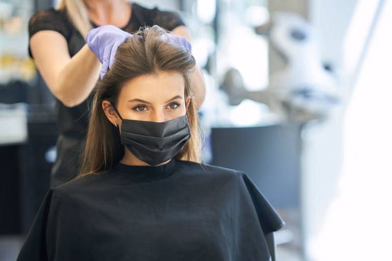 Salon otwarty mimo zakazów. Fryzjerka nie musi jednak płacić kary