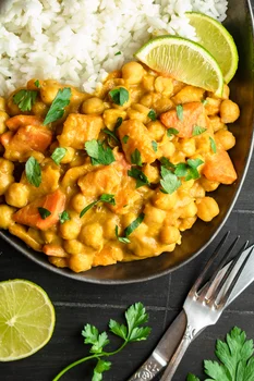 Pikantne curry z dynią i ciecierzycą (6 składników)