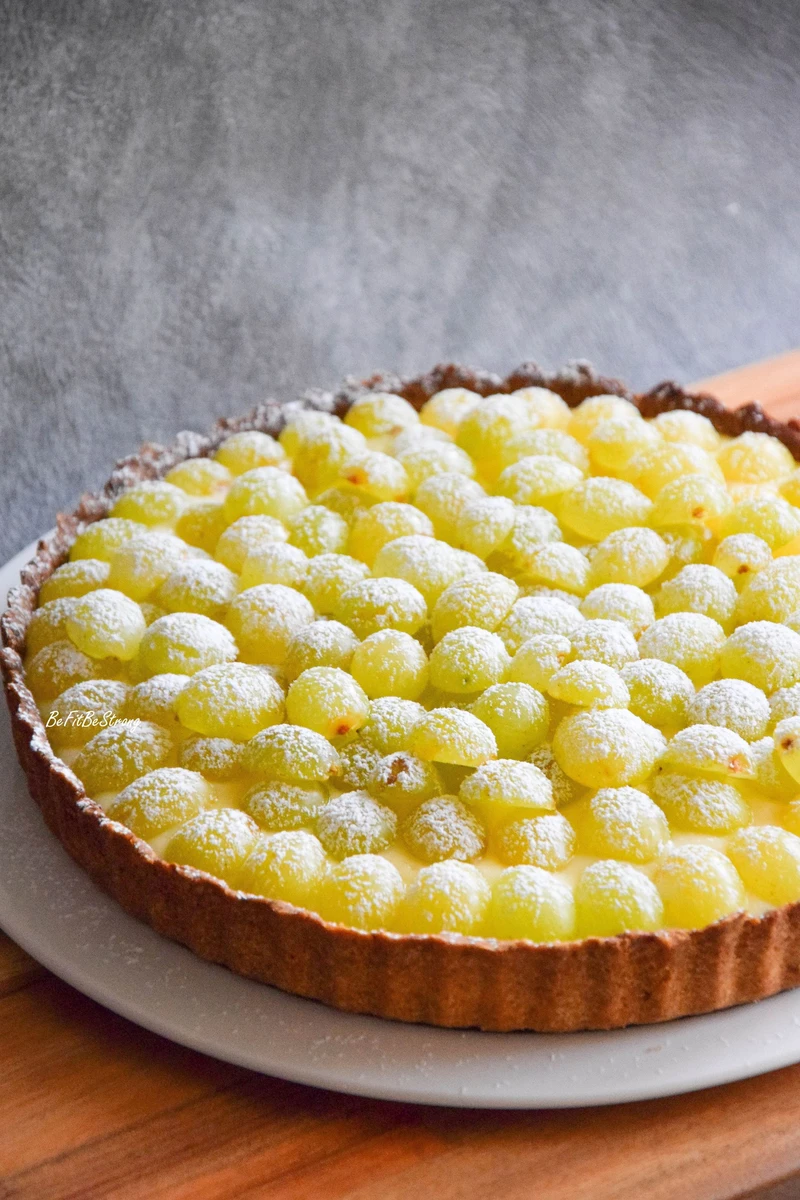 Żytnia tarta z budyniem i winogronami