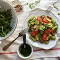 makaron z pesto z rucoli i orzechów i migdałów z  kabanosem, pomidorem i cukinią