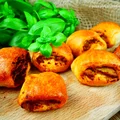 Paszteciki drożdżowe z mięsem mielonym
