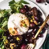 Burrata z winogronami i pistacjami