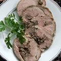 Rolada z karkówki z pieczarkami
