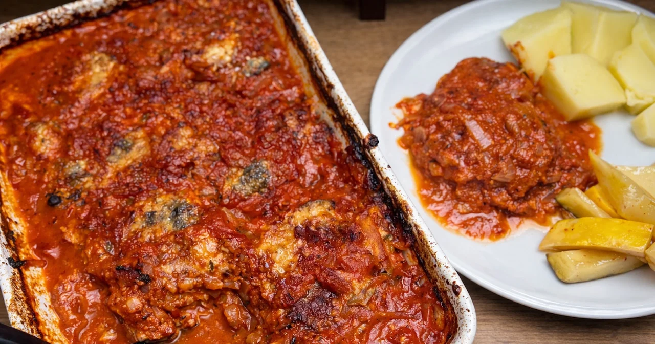 Schab w cebulowo pomidorowym sosie z gorgonzolą