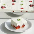 Łatwy, szybki i bez pieczenia sernik z truskawkami