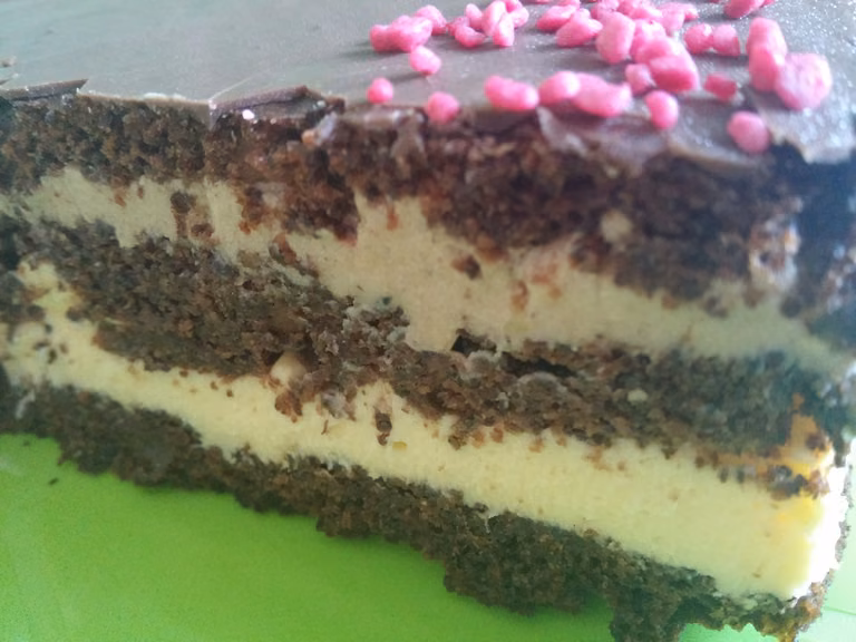Tort makowy z masą budyniową