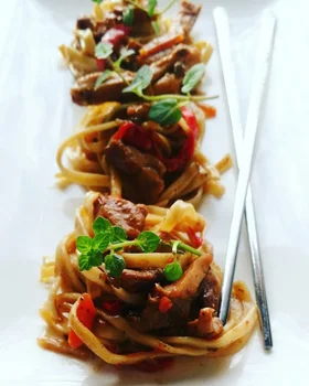Makaron chow mein z kurczakiem