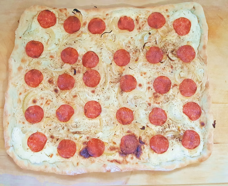 Flammkuchen z salami