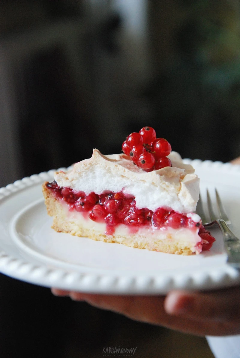 Tarta z porzeczkami, bezą i budyniem – Kardamonowy