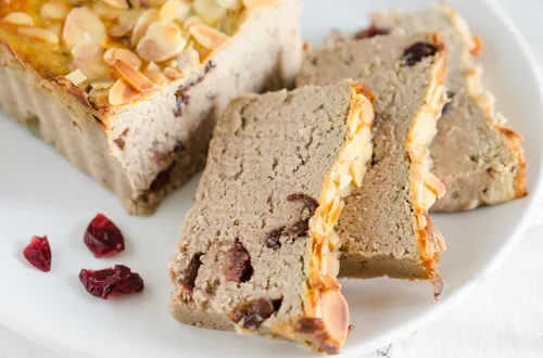 Świąteczny pasztet się kruszy? Dodaj to do masy, a będzie zwarty i delikatny!