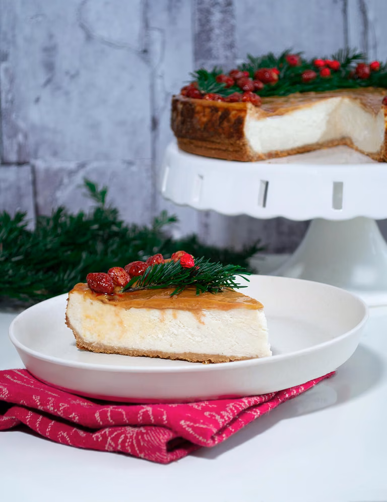 Sernik bananowy z masą kajmakową i orzechami w karmelu