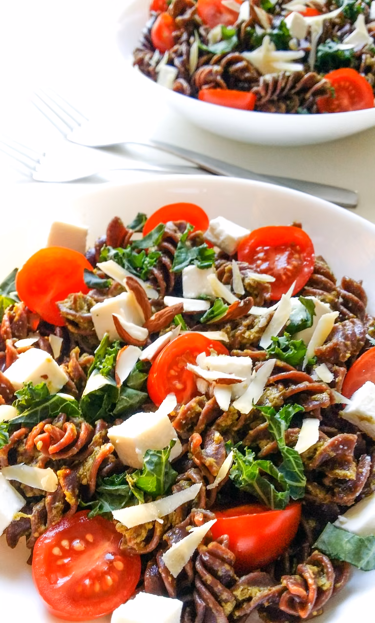 Sałatka z kakaowym makaronem pesto i jarmużem