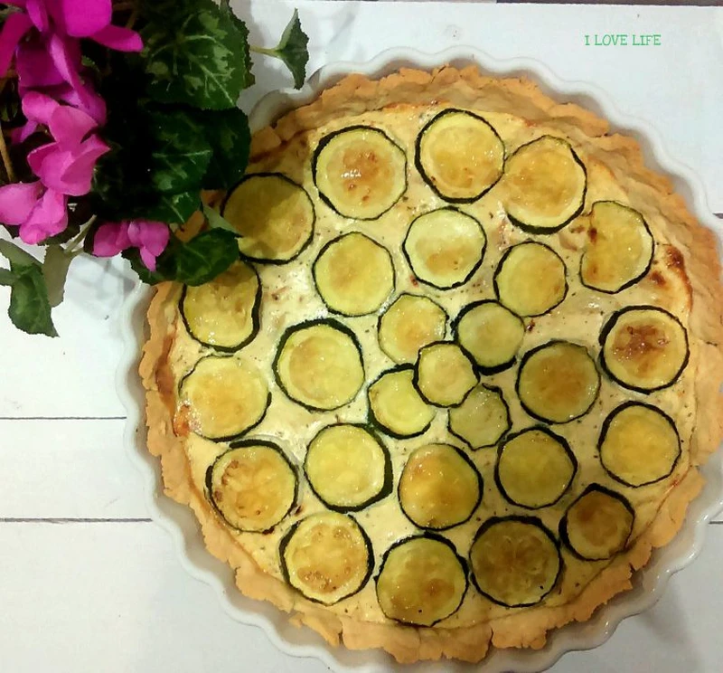 Tarta z cukinią i kozim serem