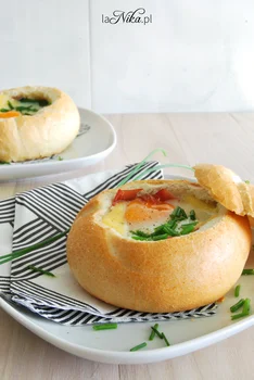 Jajko zapiekane w bułce z szynką parmeńską, serem i szpinakiem