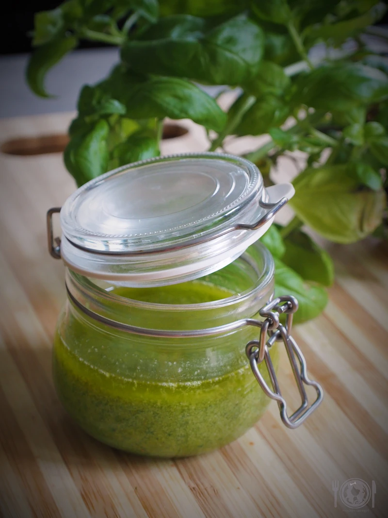 Pesto z bazylii (Keto, Paleo, LowCarb, bez nabiału)
