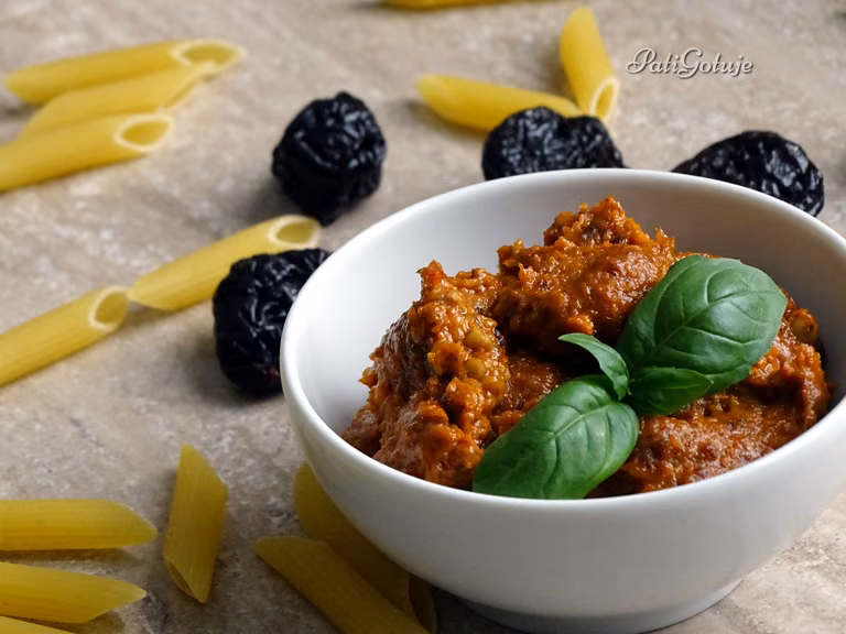 Czerwone pesto z suszonych pomidorów i śliwek