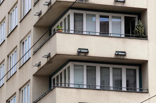 Nowe obowiązki właścicieli balkonów. Obowiązkowe ubezpieczenie, przeglądy i surowe limity
