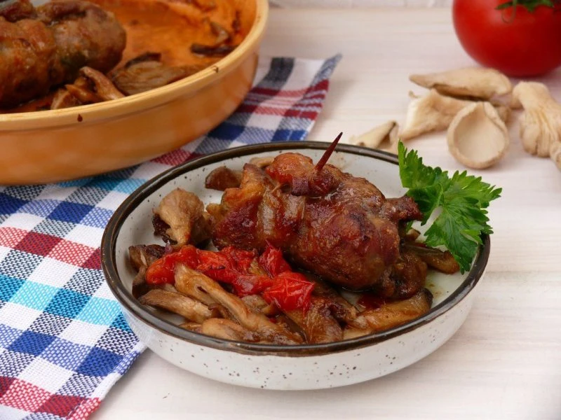 ZRAZY Z KARKÓWKI PIECZONE NA BOCZNIAKACH