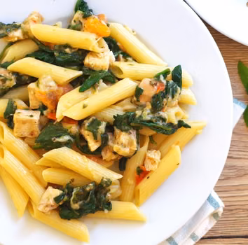 Makaron z mozzarellą, kurczakiem i szpinakiem