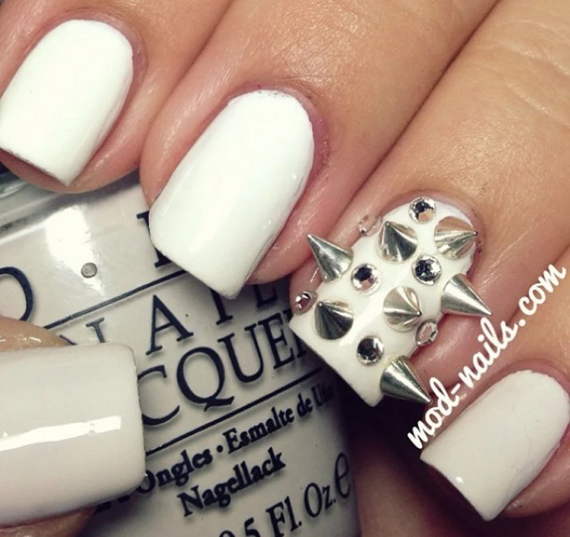Biały manicure z ćwiekami