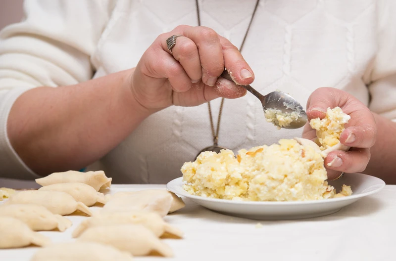 Dodaj ten 1 składnik do farszu do pierogów ruskich. To nieźle podkręci ich smak