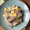 SAŁATKA Z MAKARONEM SOBA, BAKŁAŻANEM I MANGO