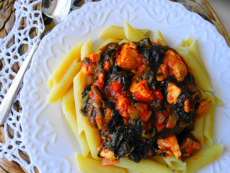 Penne z kurczakiem i szpinakiem w sosie pomidorowym.