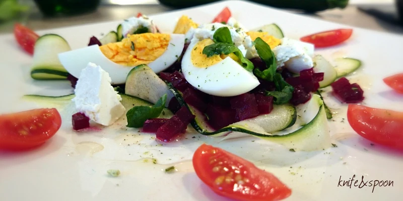 Sałatka z buraków na cukinii – Beet salad with zucchini
