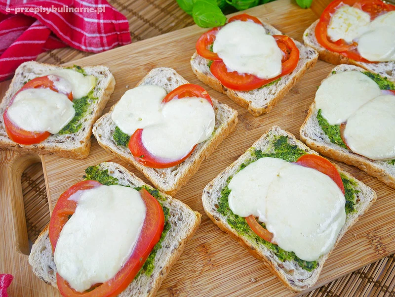 Tosty z mozzarellą, pesto i pomidorem – pyszna przekąska na ciepło