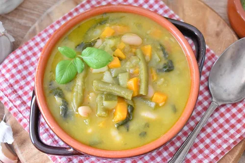 Włoska zupa "Minestrone alla genovese" z pesto