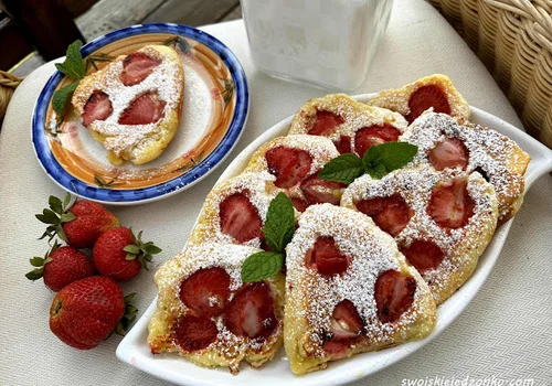 Placki jogurtowe z truskawkami