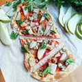 Flatbread z gruszką, serem pleśniowym i orzechami włoskimi