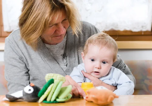 1900 zł co miesiąc dla babci opiekującej się wnukiem! ZUS już wypłaca świadczenie