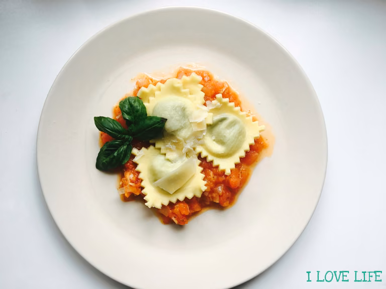 Ravioli ze szpinakiem i serem ricotta
