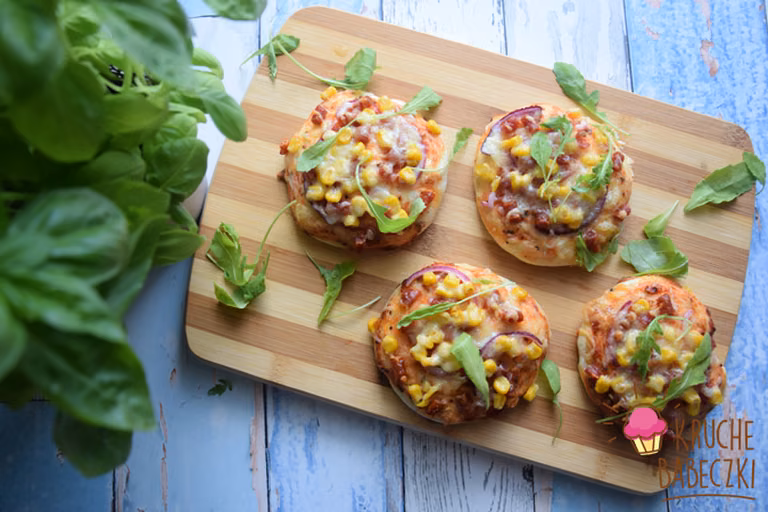 MINI PIZZE Z KABANOSEM, CEBULKĄ I KUKURYDZĄ