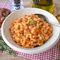 Pasta e fagioli - tradycyjne włoskie danie z makaronem i fasolą