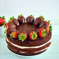 Wegański tort czekoladowy z truskawkami bez cukru (idealny na Dzień Matki)