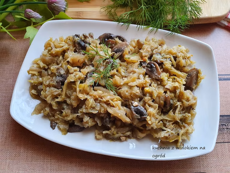 Młoda kapusta duszona z pieczarkami i koperkiem