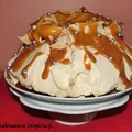 Pavlova z sosem krówkowym