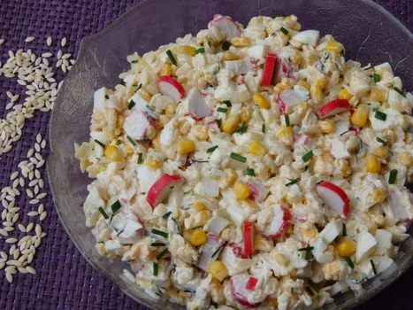 Sałatka z paluszkami krabowymi