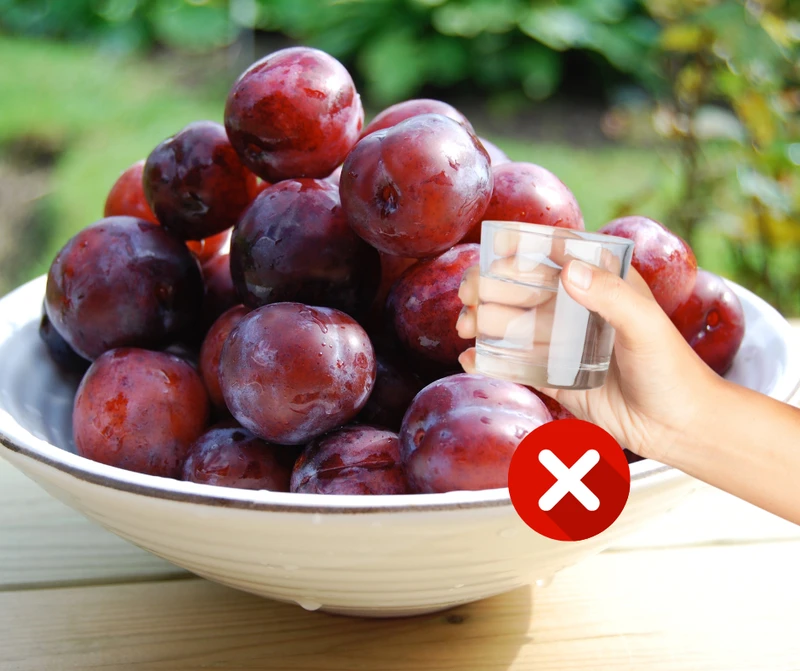 Nie popijaj tych owoców wodą! Prawda czy mit?