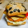 Burgery z ciecierzycy i marchewki z sosem czosnkowym