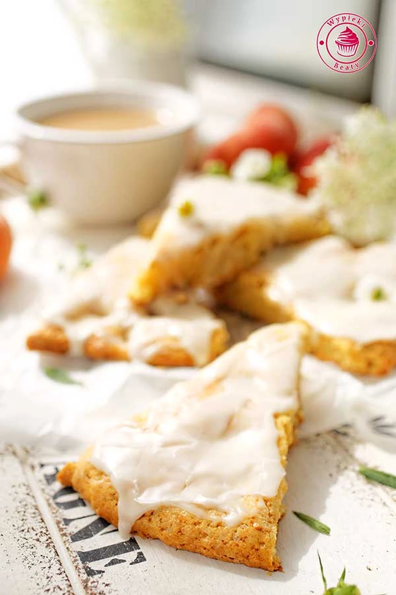 Scones z brzoskwiniami