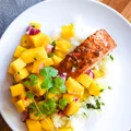 Pieczony łosoś teriyaki z salsą mango i cytrynowo-bazyliowym ryżem