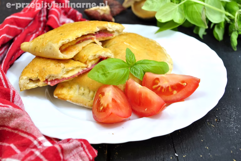 DROŻDŻOWE KIESZONKI Z SALAMI I SEREM