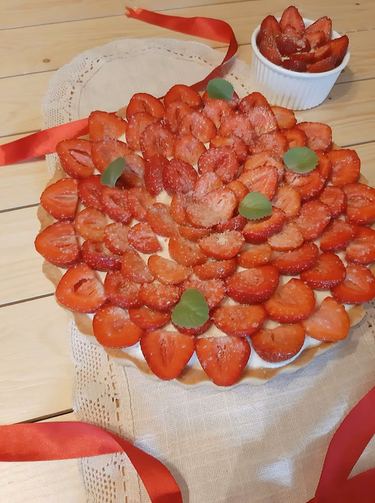 Tarta z kremem budyniowym i truskawkami