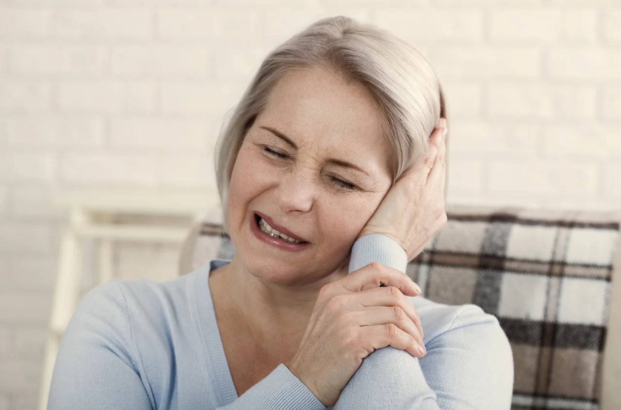Zatkane uszy i zatoki? Te objawy mają więcej wspólnego, niż myślisz