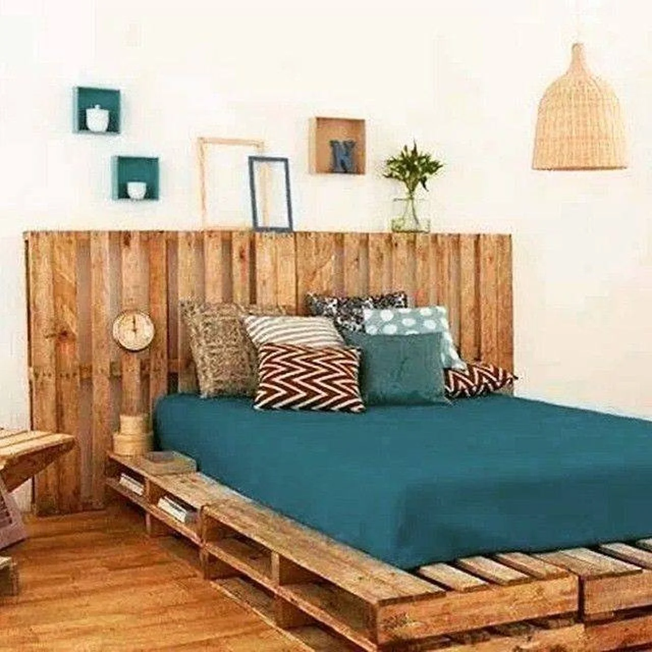 Piękne łóżko zbudowane na paletach